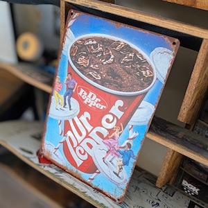 送料無料!ちょうどいいブリキ看板【 Dr.Pepper ( ドクター・ペッパー ) 】 METAL SIGN / メタルサイン / ブリキ看板 / サインボード / ビンテージ加工〚アメリカン雑貨 アメトイ〛