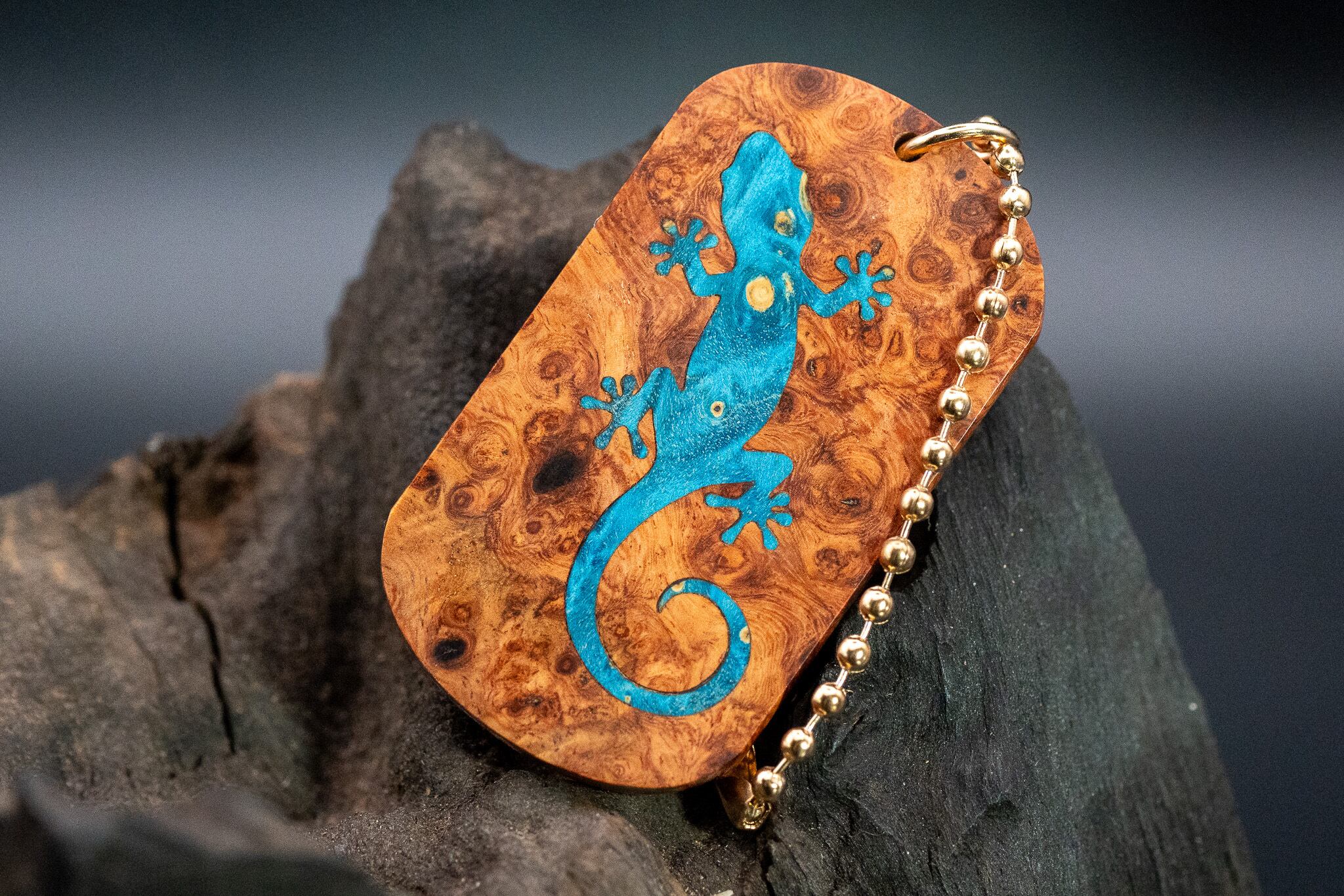 【朱色の銘木】本花梨瘤 ドッグタグ 象嵌 木登りトカゲ