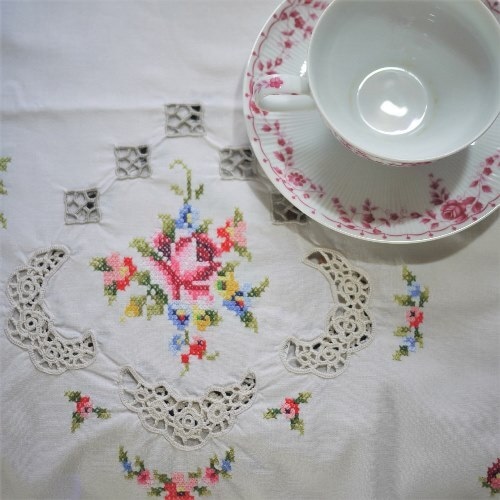 薔薇刺繍のテーブルランナー　ドイツ