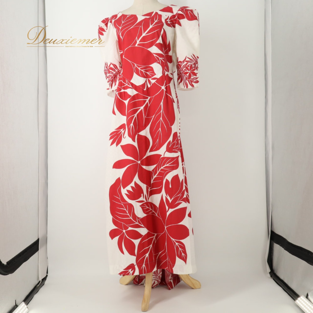フラダンス 衣装 T&L MUUMUU FACTORY ムームーファクトリー ワンピース ドレス ホワイト系 ティアレ柄 花柄 植物柄 ハワアインプリント ハワイアン アロハ フラ ダンス レッスン 練習 ハワイアンダンス フレアスカート 白 赤 レッド系 華やか 鮮やか かわいい おしゃれ アシンメトリー