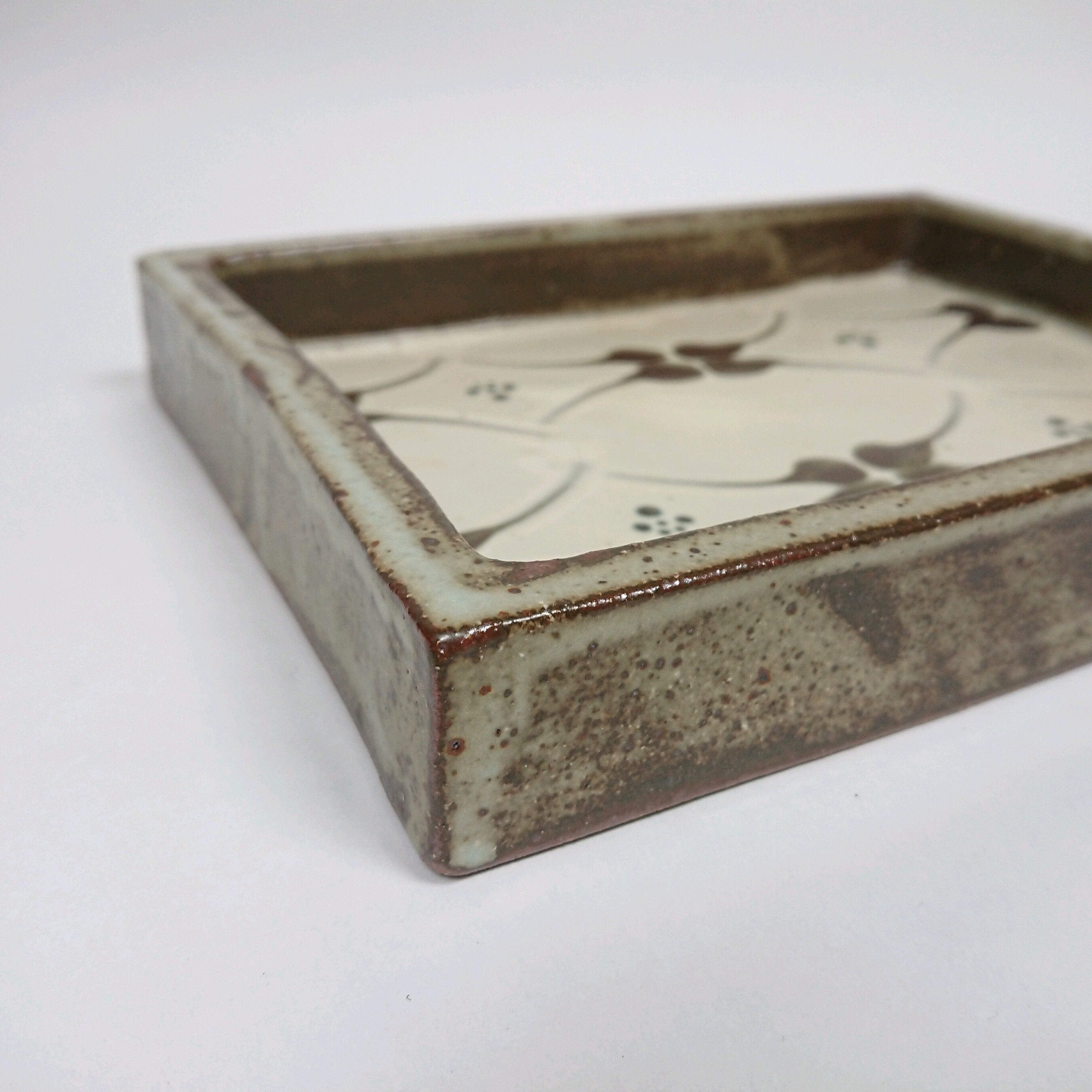 「神谷正一」作　益子焼・八角形 陶器製皿鉢　作陶展で購入　未使用品 益子焼 神谷正一作 白掛梅文角皿 未使用品 | coshiki