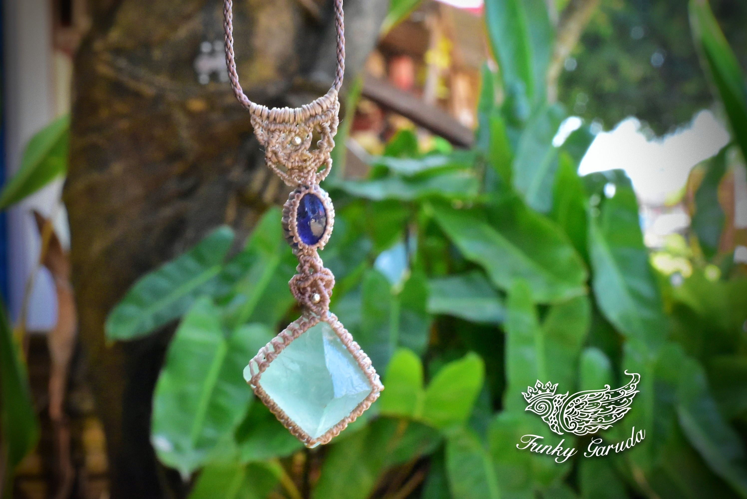 水の滴り★アイオライト+フローライト マクラメネックレスaio010