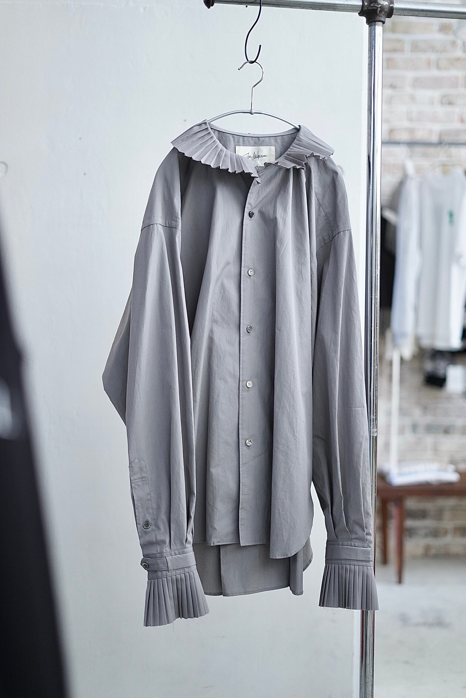 JUN MIKAMI / プリーツカラーシャツ（ cream / gray ） | JUQUI Online