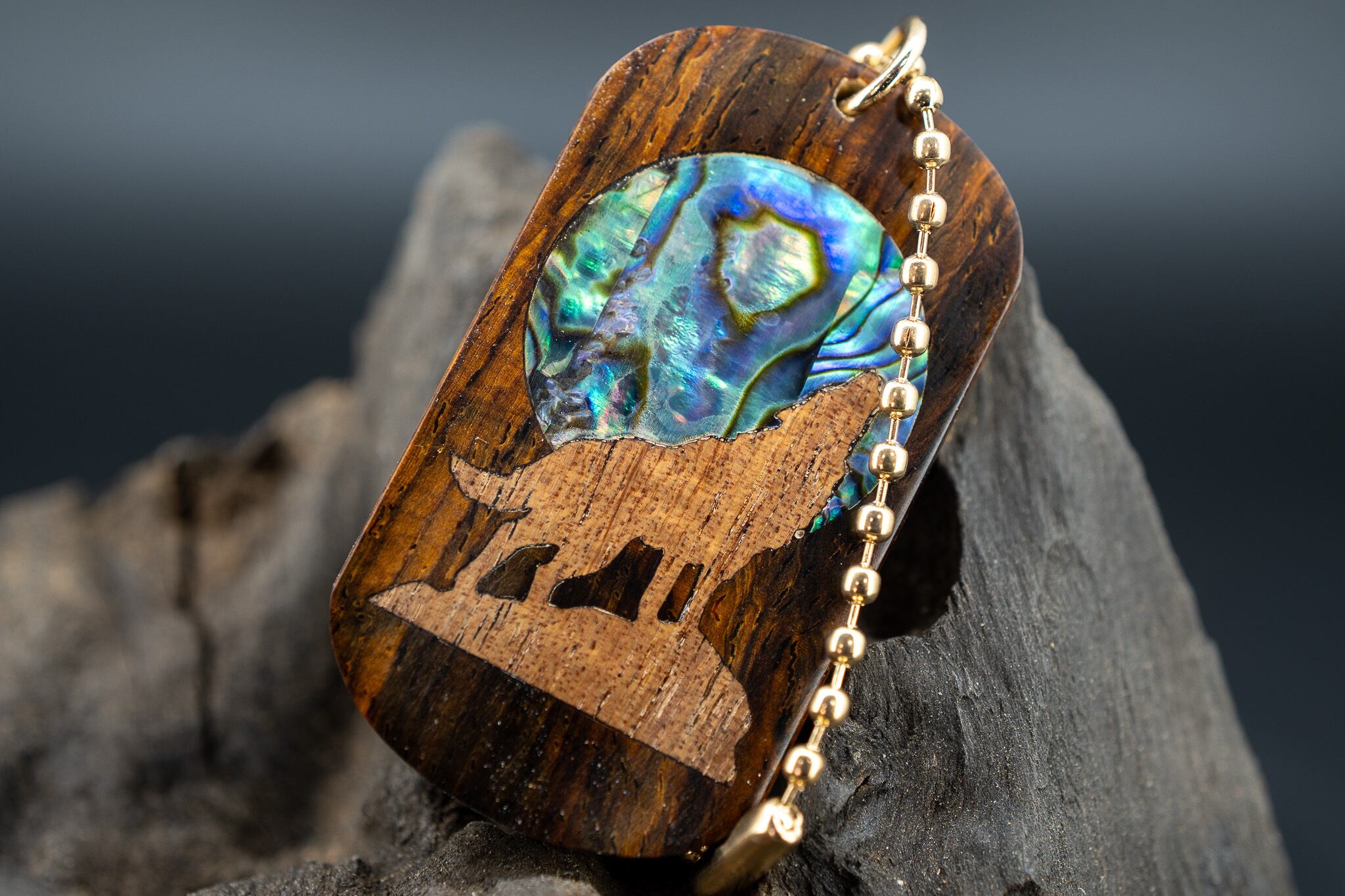 【 エスニックなローズウッド 】ココボロ ドッグタグ 象嵌 月と狼