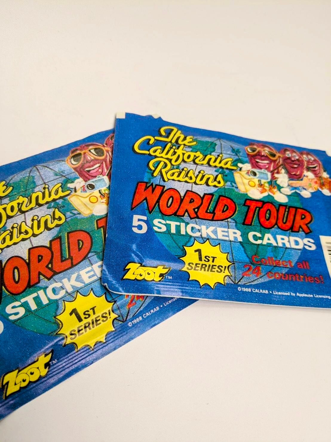 ☆送料無料！☆1988年製【 The California Raisins ( カリフォルニアレーズン ) World Tour 】VINTAGE トレーディングカード単品 （1個=5STICKER CARDS）〚アメリカン雑貨 アメトイ〛
