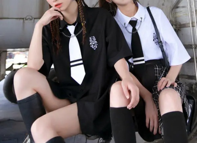 双子コーデ 制服 シャツ 黒 白 似てルック かわいい 2019夏 韓国ファッション ポリス