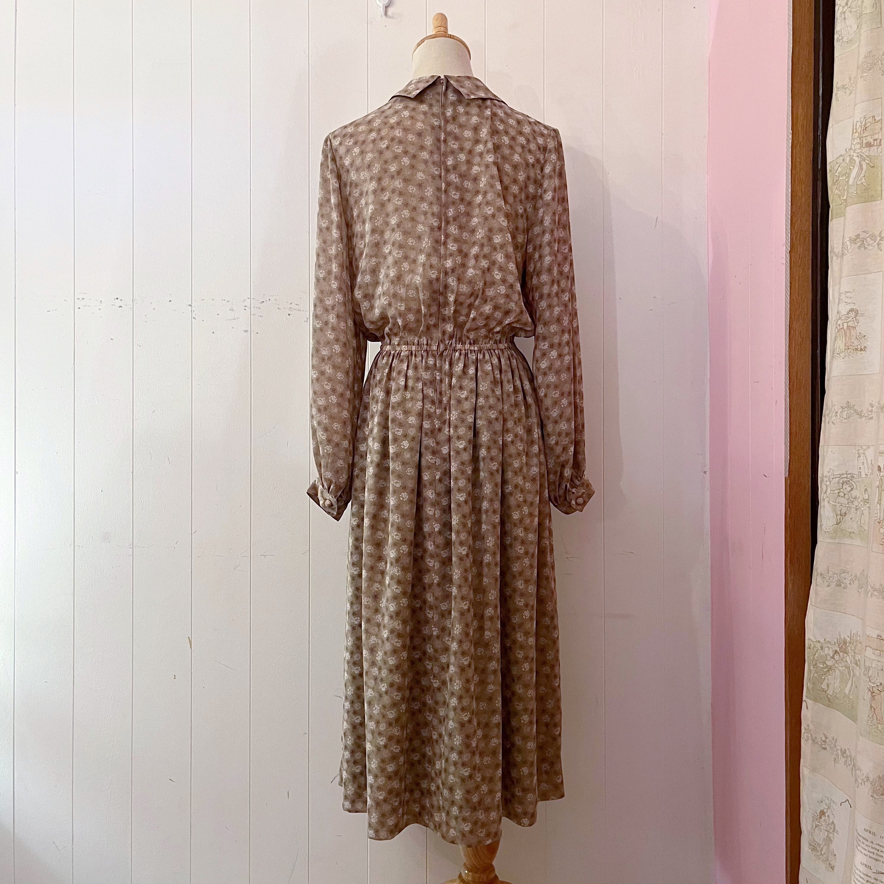 beige flower neck ribbon one-piece