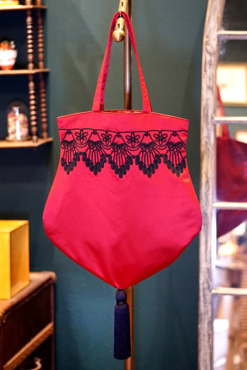 貴婦人のヴィクトリアントート・レッドサテン／ブラック刺繍