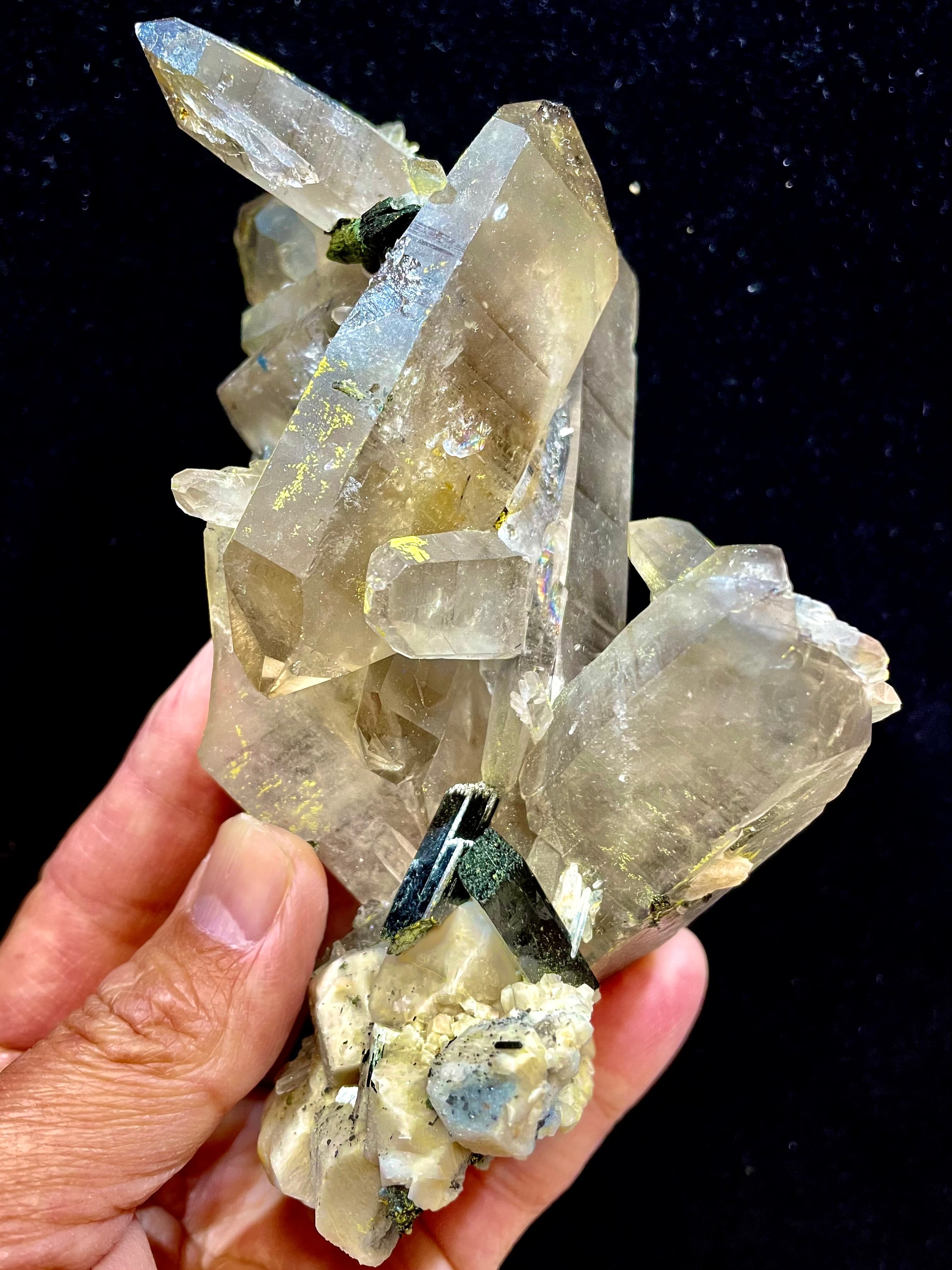 3) マラウイ産スモーキー・クオーツ大型クラスター