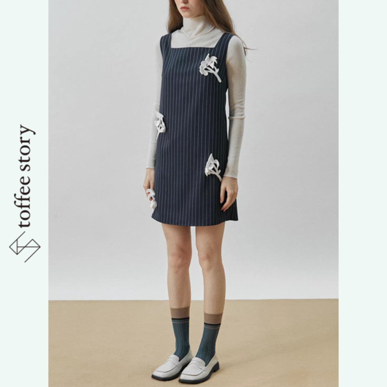 白花が踊る線の余白：サスペンダーワンピース《XU0282》