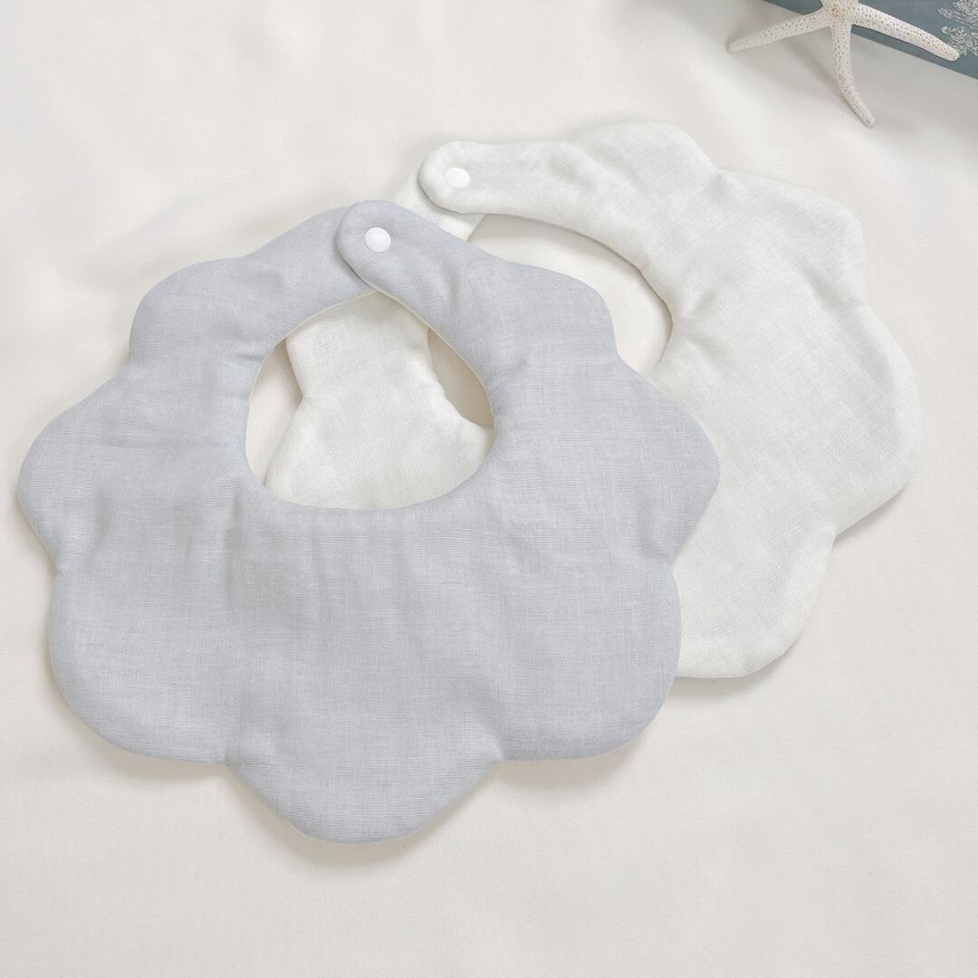 可愛いくじらさんのもくもくスタイ／名入れ刺繍／オリジナル刺繍／名