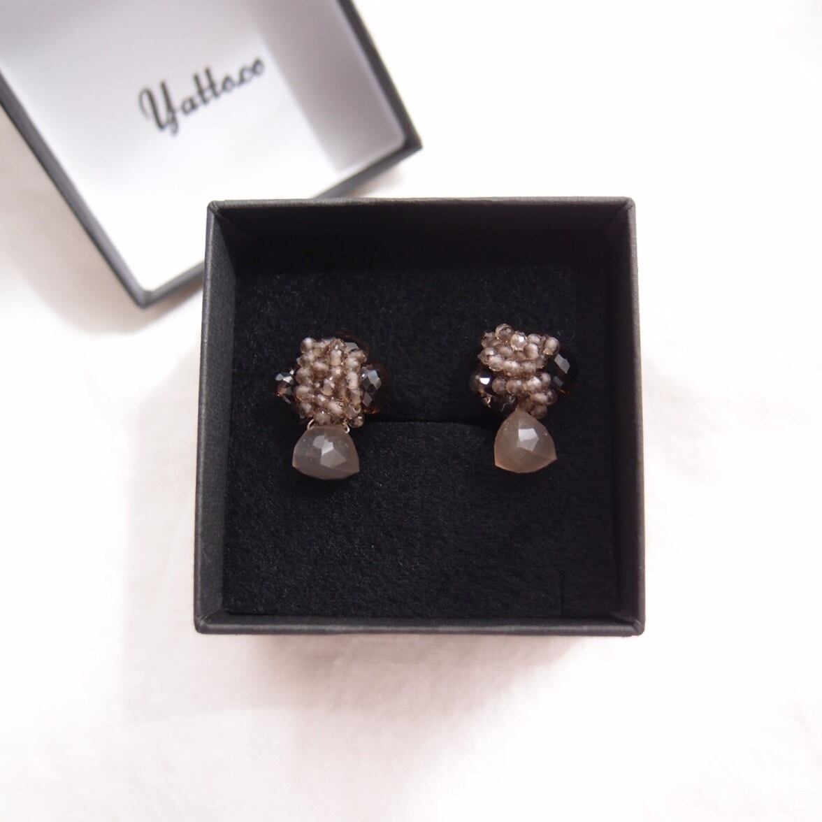 【天然石刺繍/イヤリング】smoky quartz × graymoonstone(trilliant)