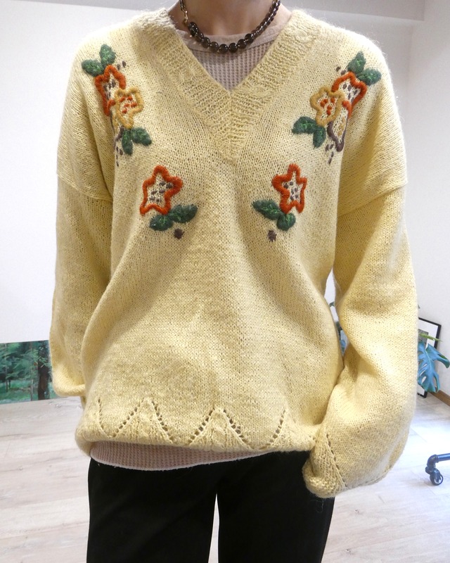 FLOWER V-NECK SWEATER