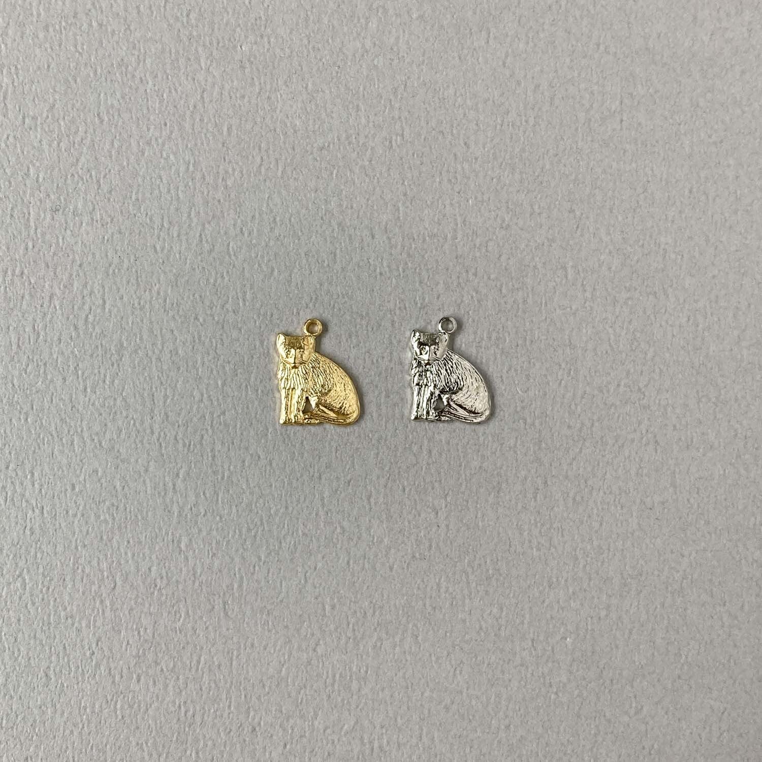 新色追加〉USA真鍮 丸まりお座り猫チャーム（14mm） | Dua