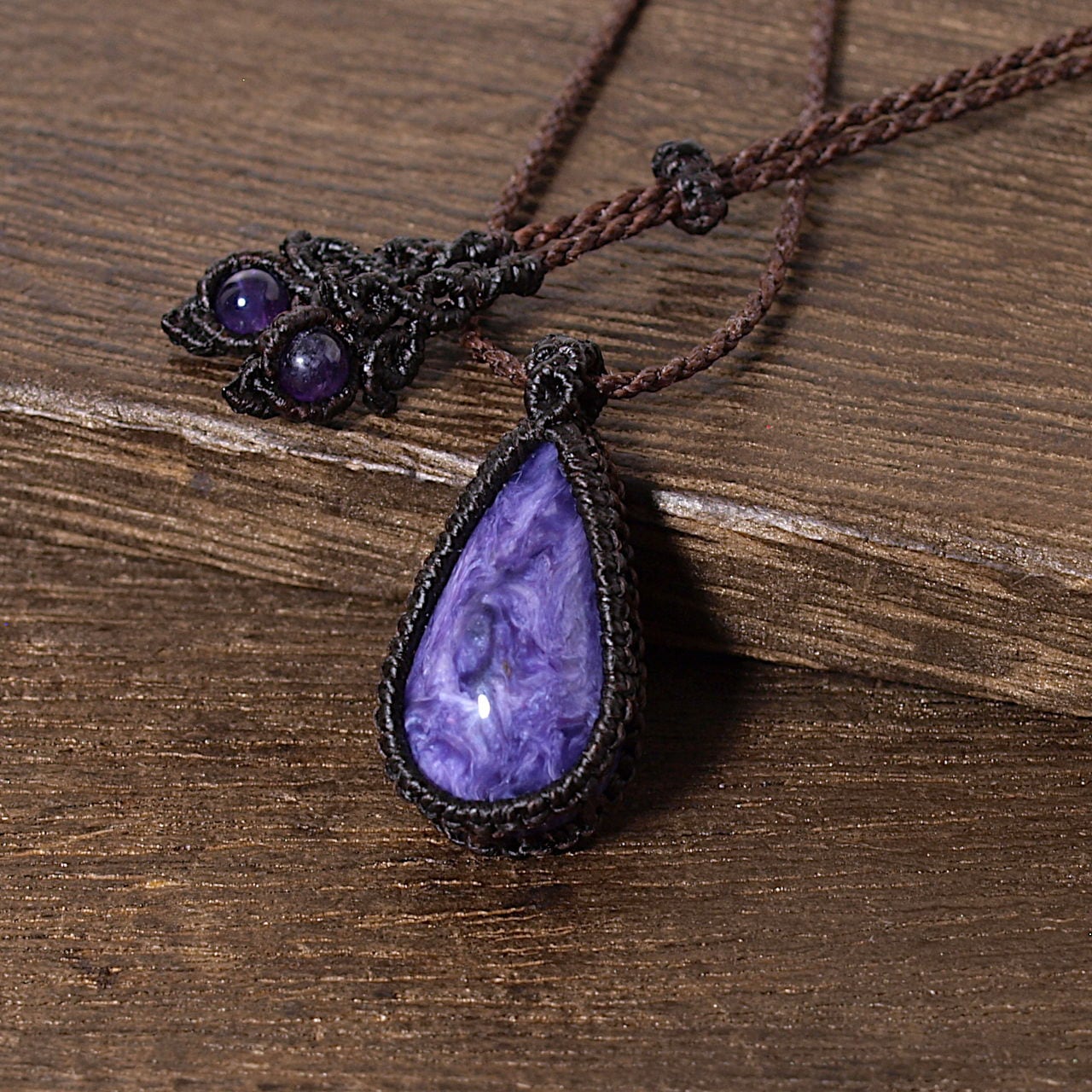 【一点物】チャロアイトのオーバルルースを包んだマクラメネックレスNo.9