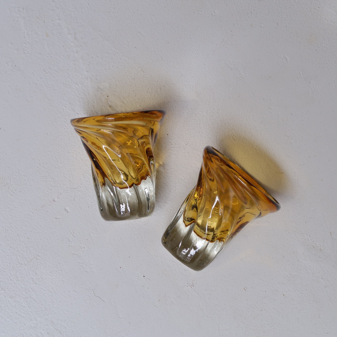 琥珀色のガラスのおちょこ