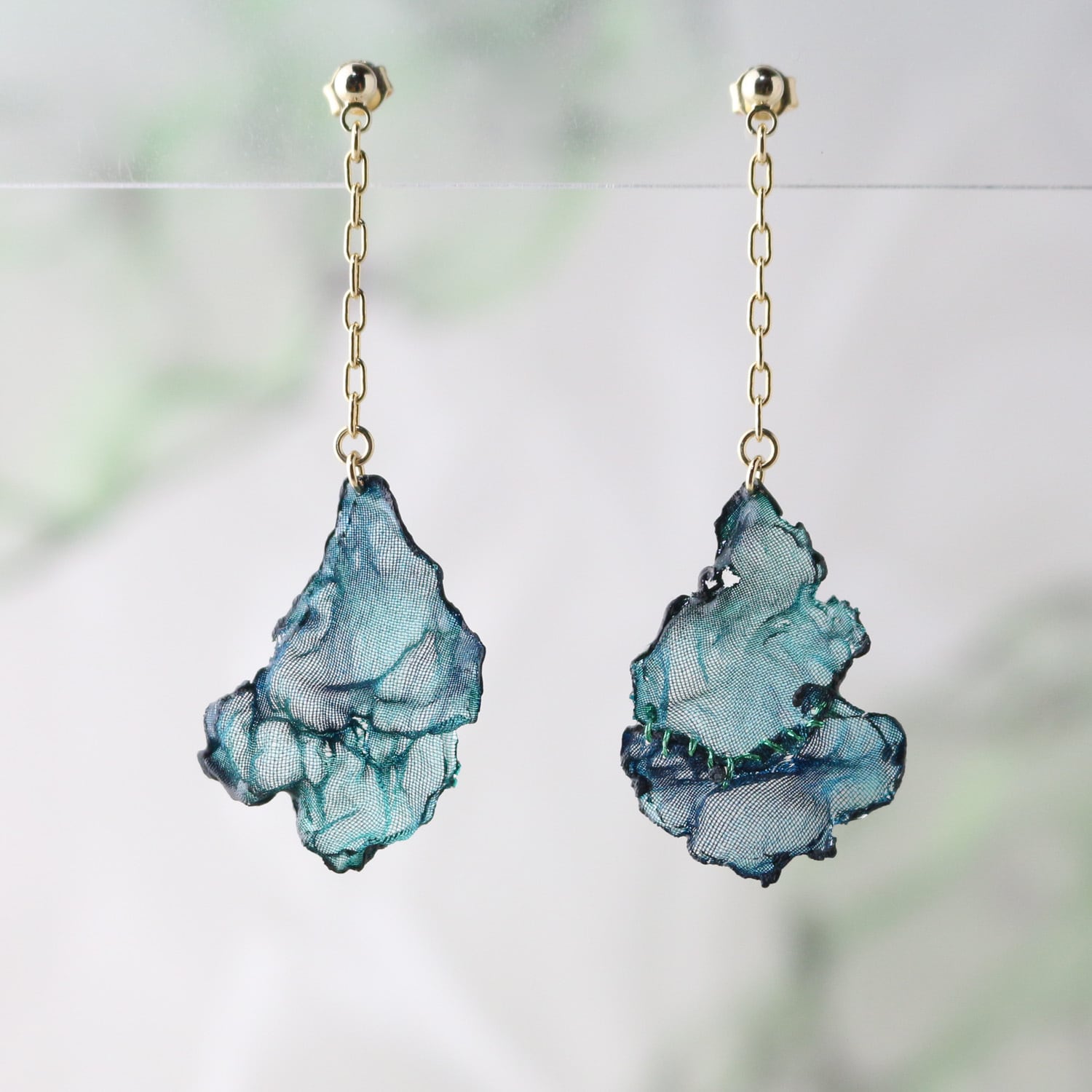 エメラルドグリーン｜雫型オーガンジーのゆれるチェーンピアス