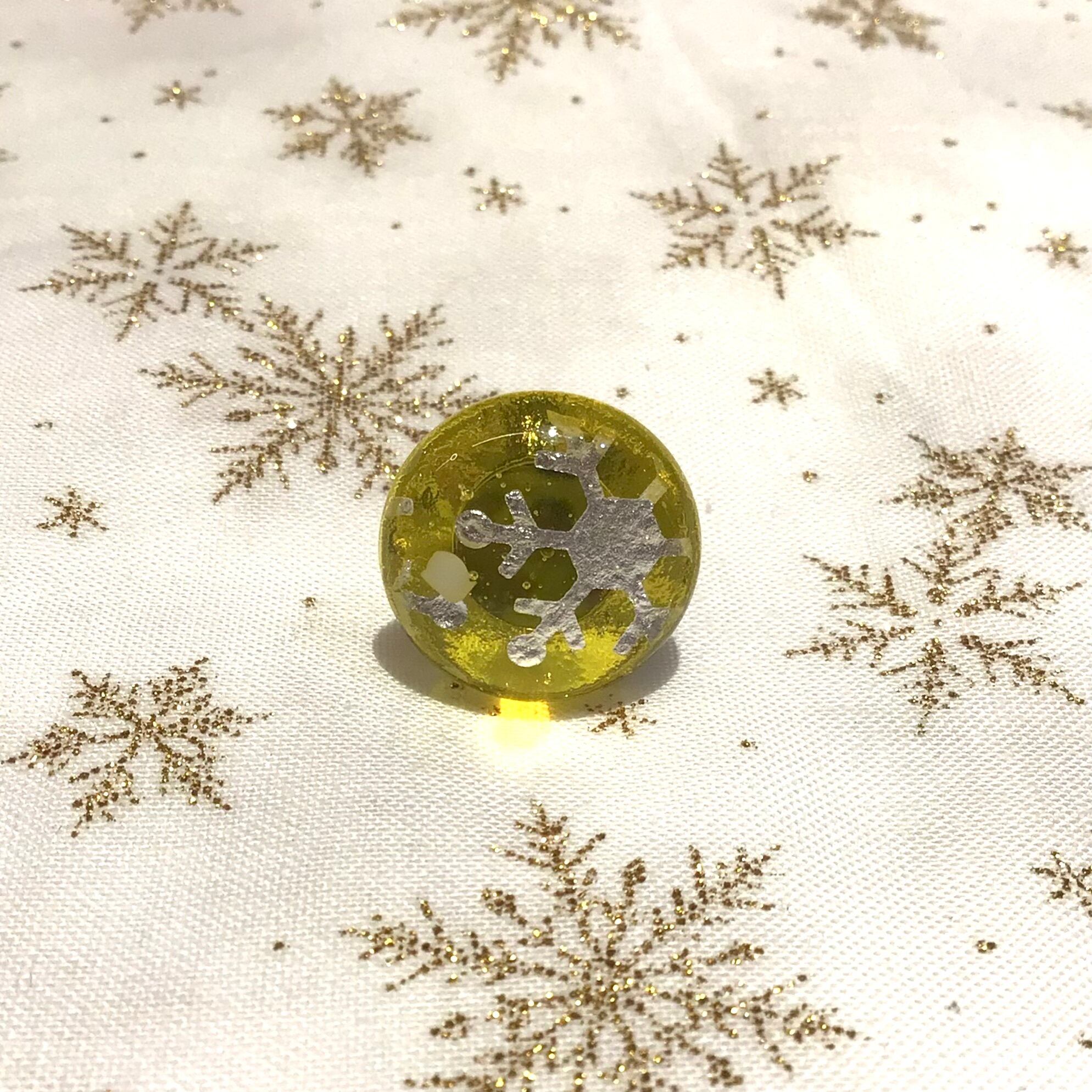 冬のおくりもの ピンブローチ | 小樽ガラスアクセサリー 硝屋(SHOYA)