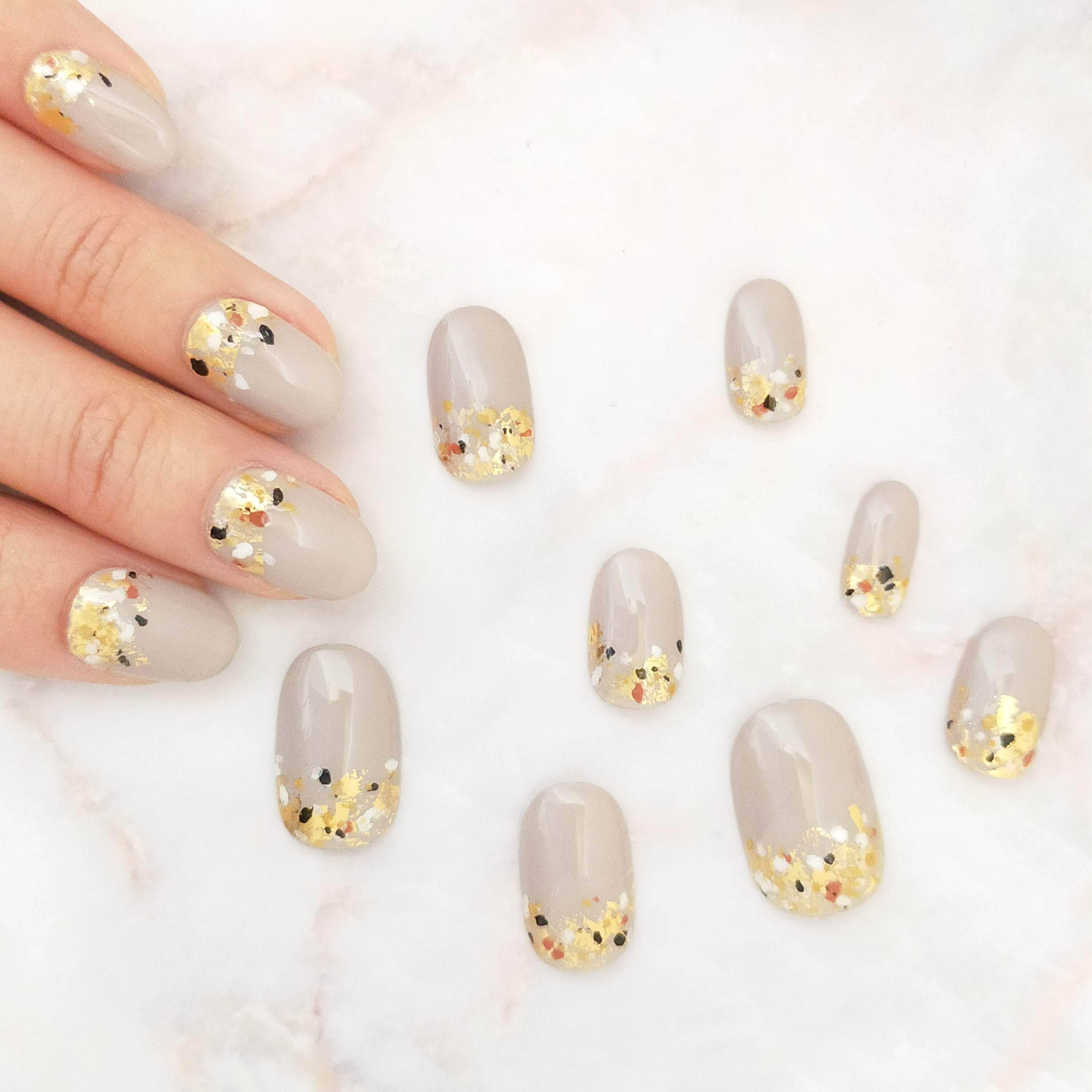 グレージュで指先をエレガントに シンプル オフィス お呼ばれ 秋 ネイルチップ専門店aula Nail ーアウラ ネイルー