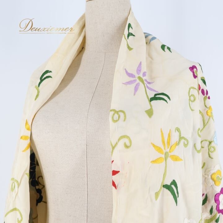 【美品】　フラメンコ　マントンシージョ刺繍　クリーム色 フラメンコ 衣装 マントン シージョ アイボリー クリーム 刺繍 フレコ