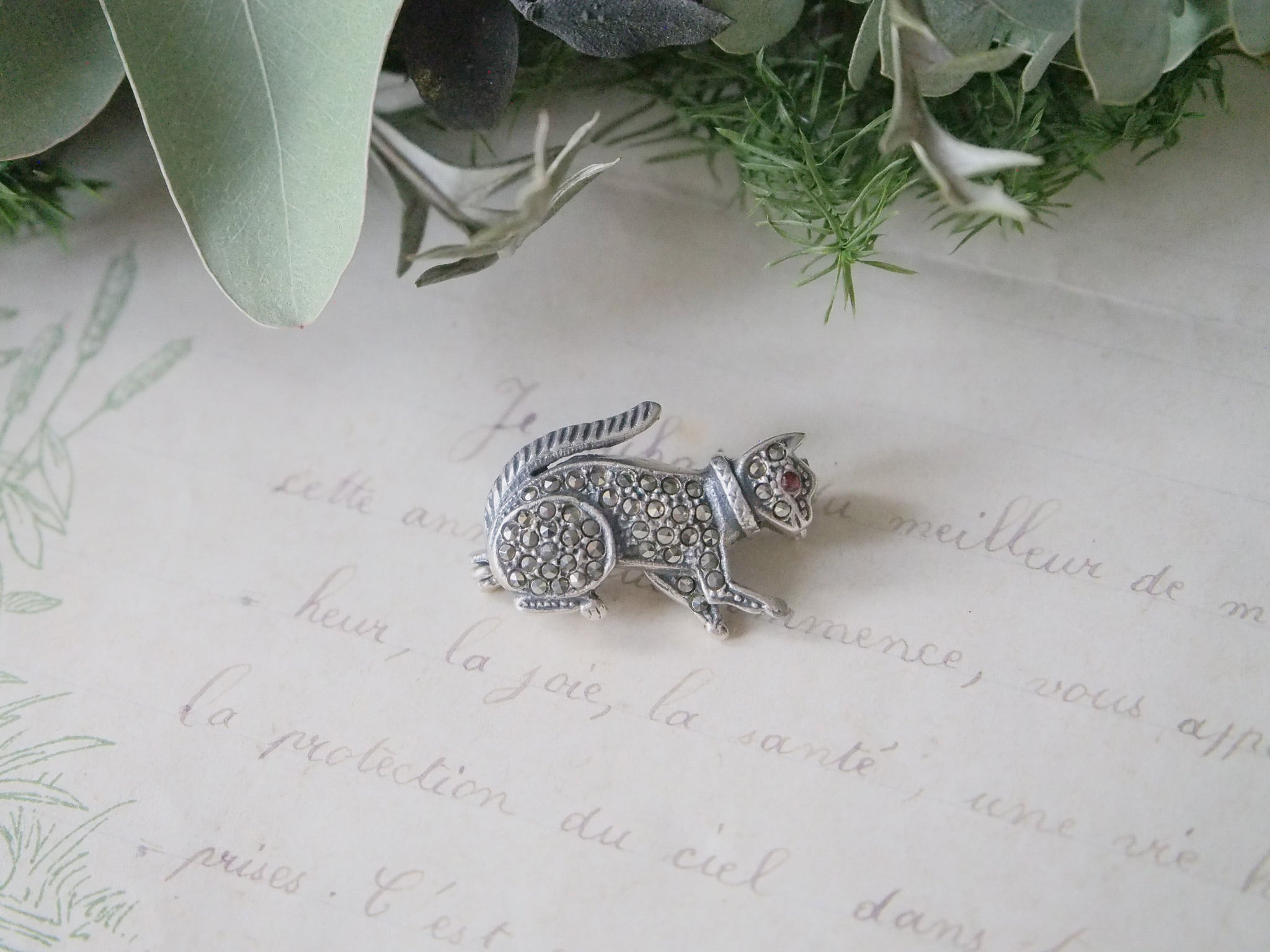 小さな猫のシルバーブローチ | アンティークアクセサリー ｜antique