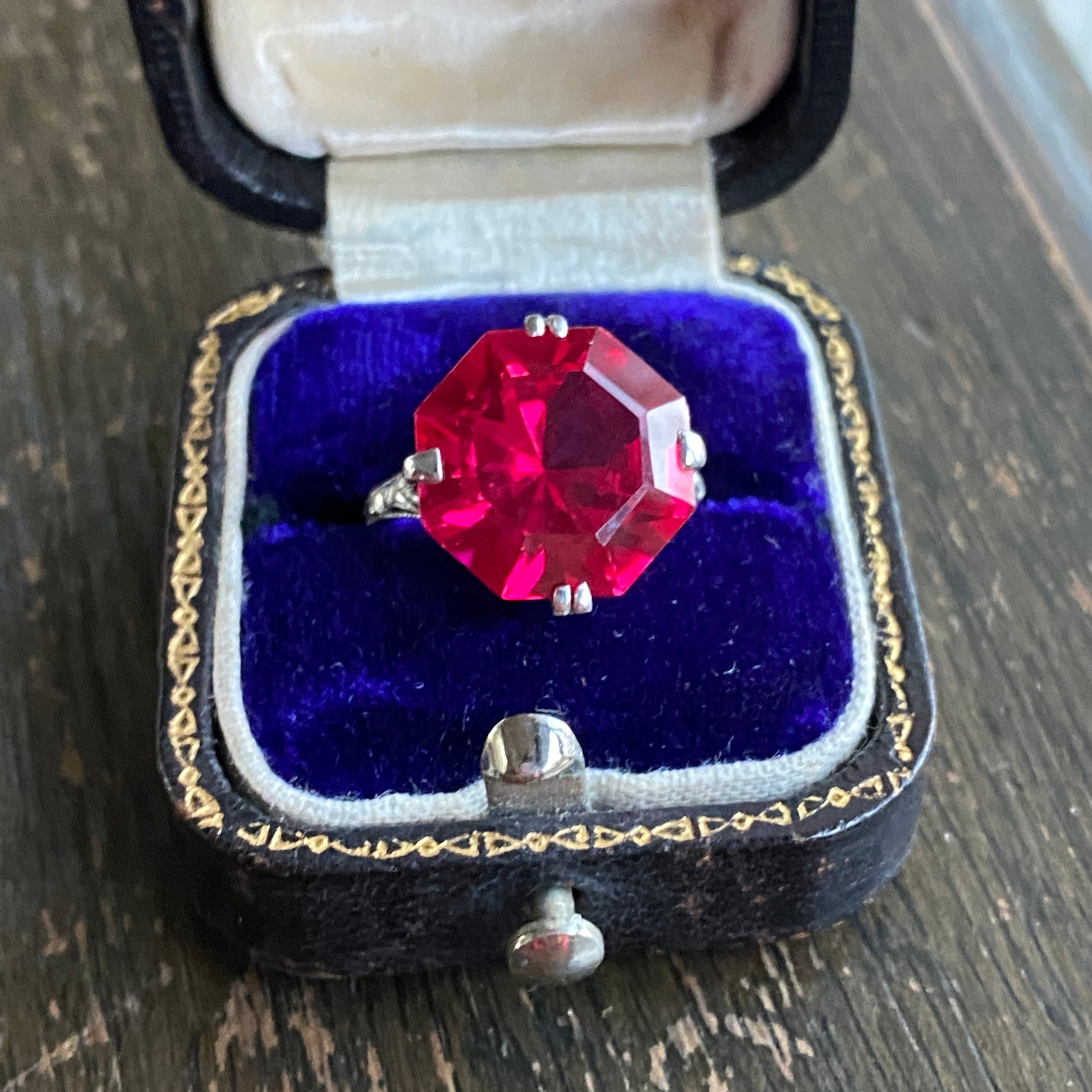 ヴィンテージ　合成ルビー八角カット和彫りのリング