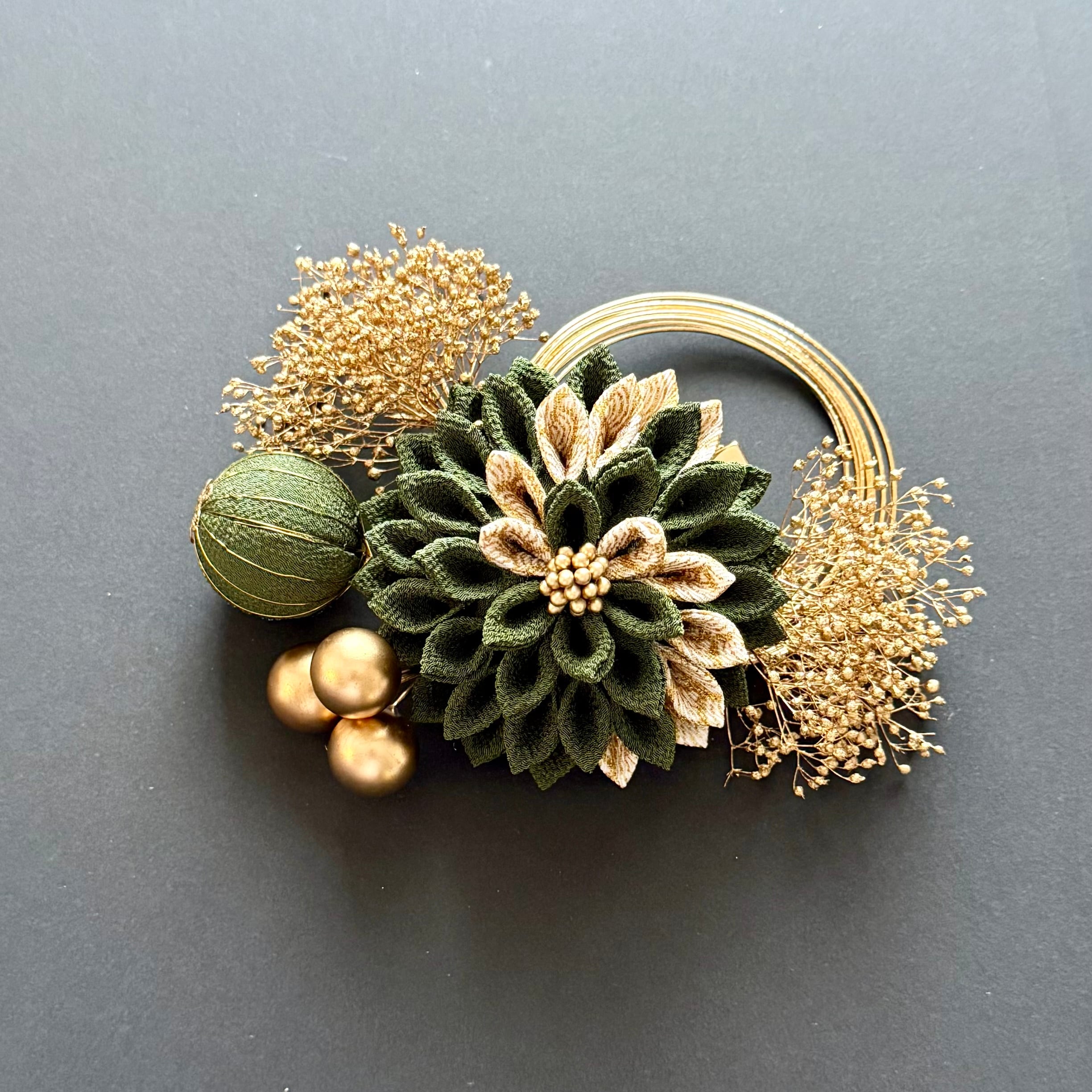 つまみ細工髪飾り　蝶々　ダリア　マム　透かし　ピンク　きなり　ゴールド　パール 髪飾り コサージュ ダリアとつまみ細工に房飾り 四点セット