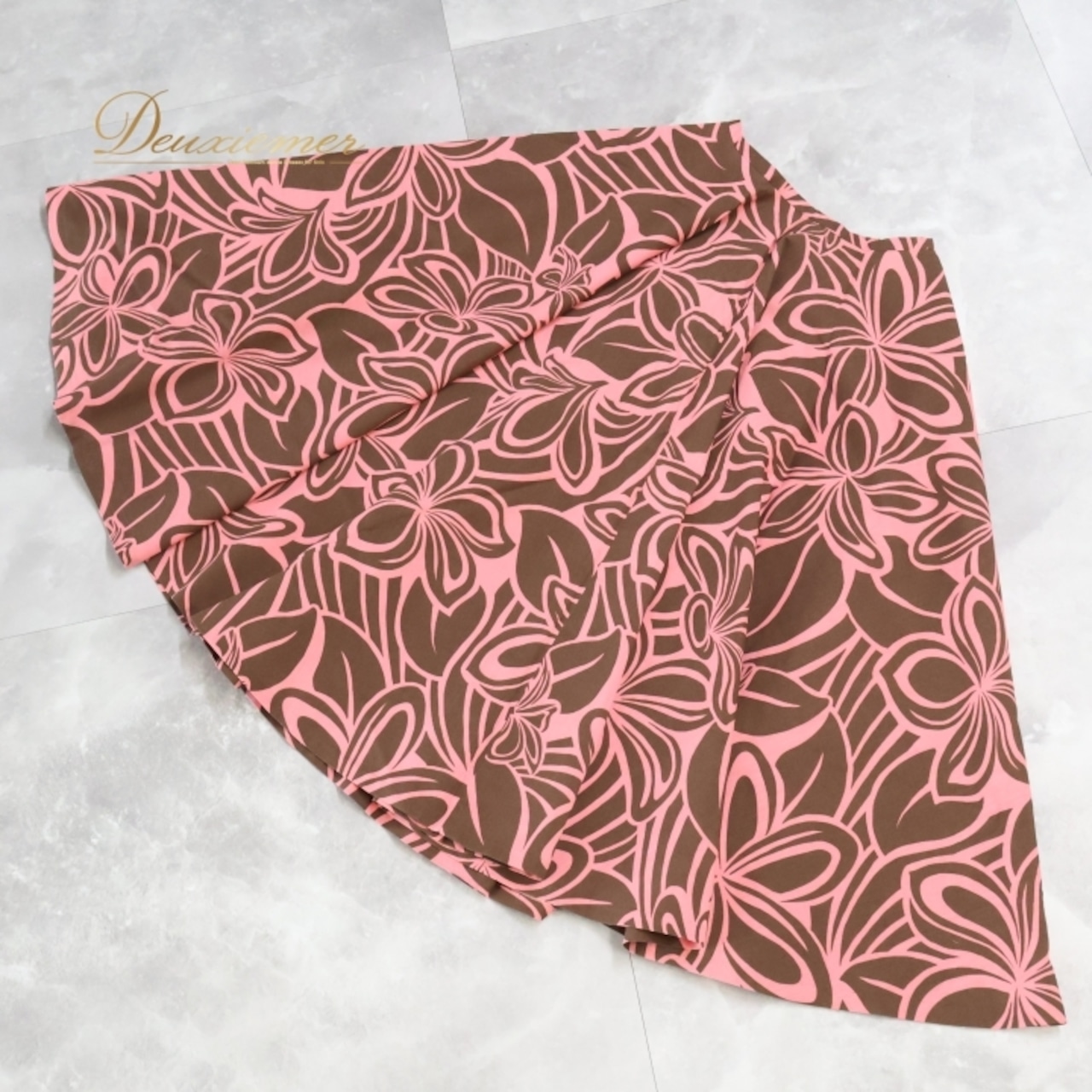 フラダンス 衣装 スカート ブラウン系 プルメリア柄 ハワイアンプリント アロハ フラ ダンス レッスン 練習 花柄 フラワープリント ピンク系 茶 ピンク かわいい おしゃれ 華やか 上品 ふんわり フレアスカート 大人っぽい アロハシャツ フラダンスイベント ダンスウェア 夏用 コーディネート シンプルデザイン リゾートファッション レディーススカート カジュアル おしゃれな装い