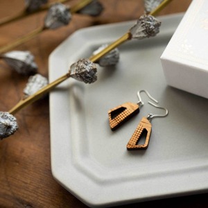 trapezoid / 台形（Pierced Hang）