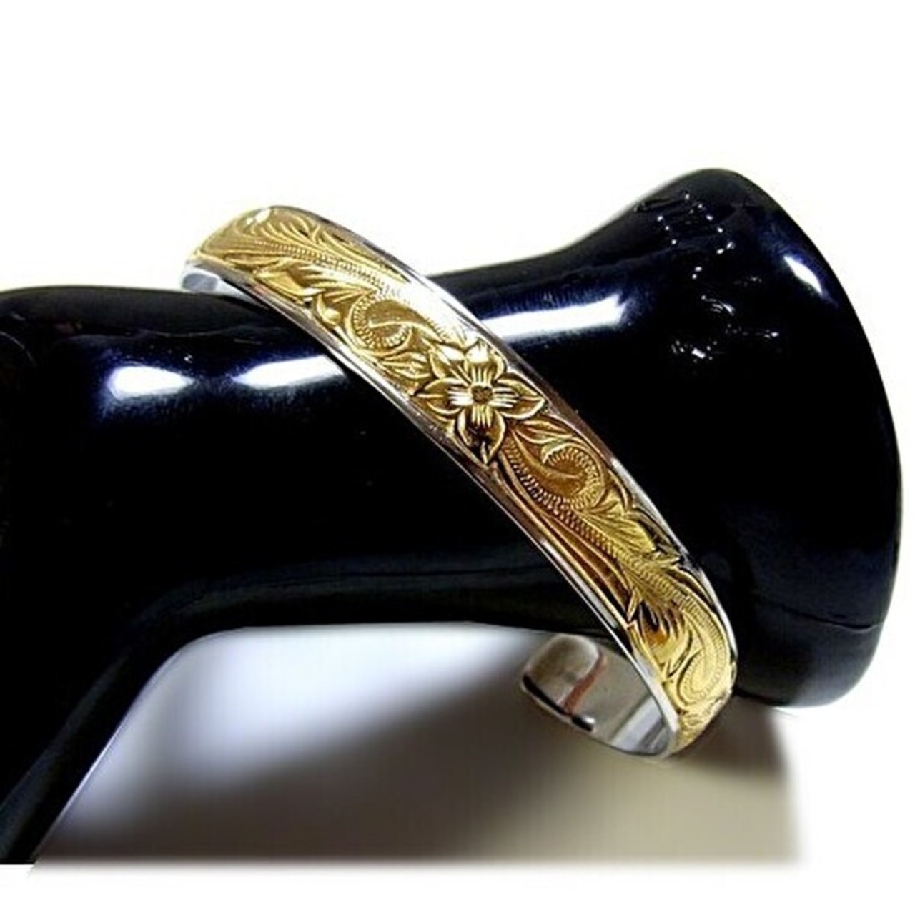 バングル（10mmワイド）［プルメリア・ナル］ -Hawaiian Heirloom 316l-  [gbg852] ｜ ハワイアンジュエリー プリマカフェ｜ハワジュ バングル ブレスレット 腕輪 ペアブレス レディース メンズ ペア 恋人 リンクコーデ プアメリア 花柄 スクロール 波 ステンレス アクセサリー k14 yg pg