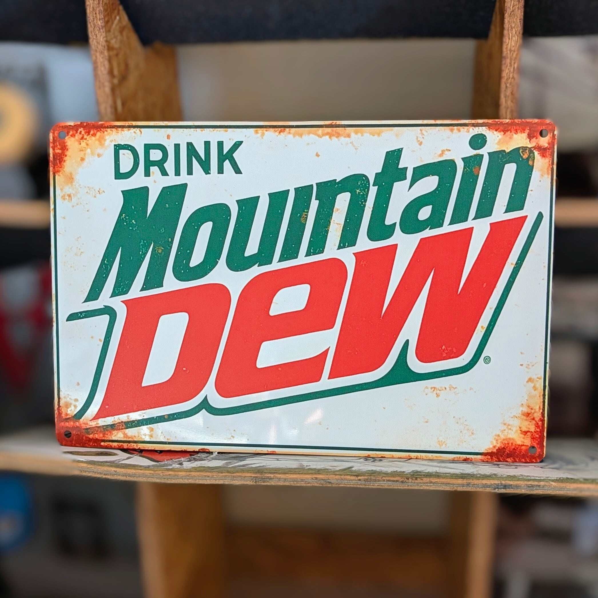 送料無料!ちょうどいいブリキ看板【 Mountain Dew ( マウンテンデュー ) 】 METAL SIGN / メタルサイン / ブリキ看板 / サインボード / ビンテージ加工〚アメリカン雑貨 アメトイ〛