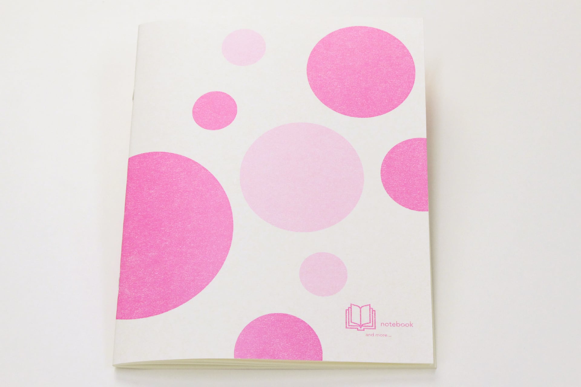 やっぱりドット柄ってかわいい!notebook〈ネオンピンク〉