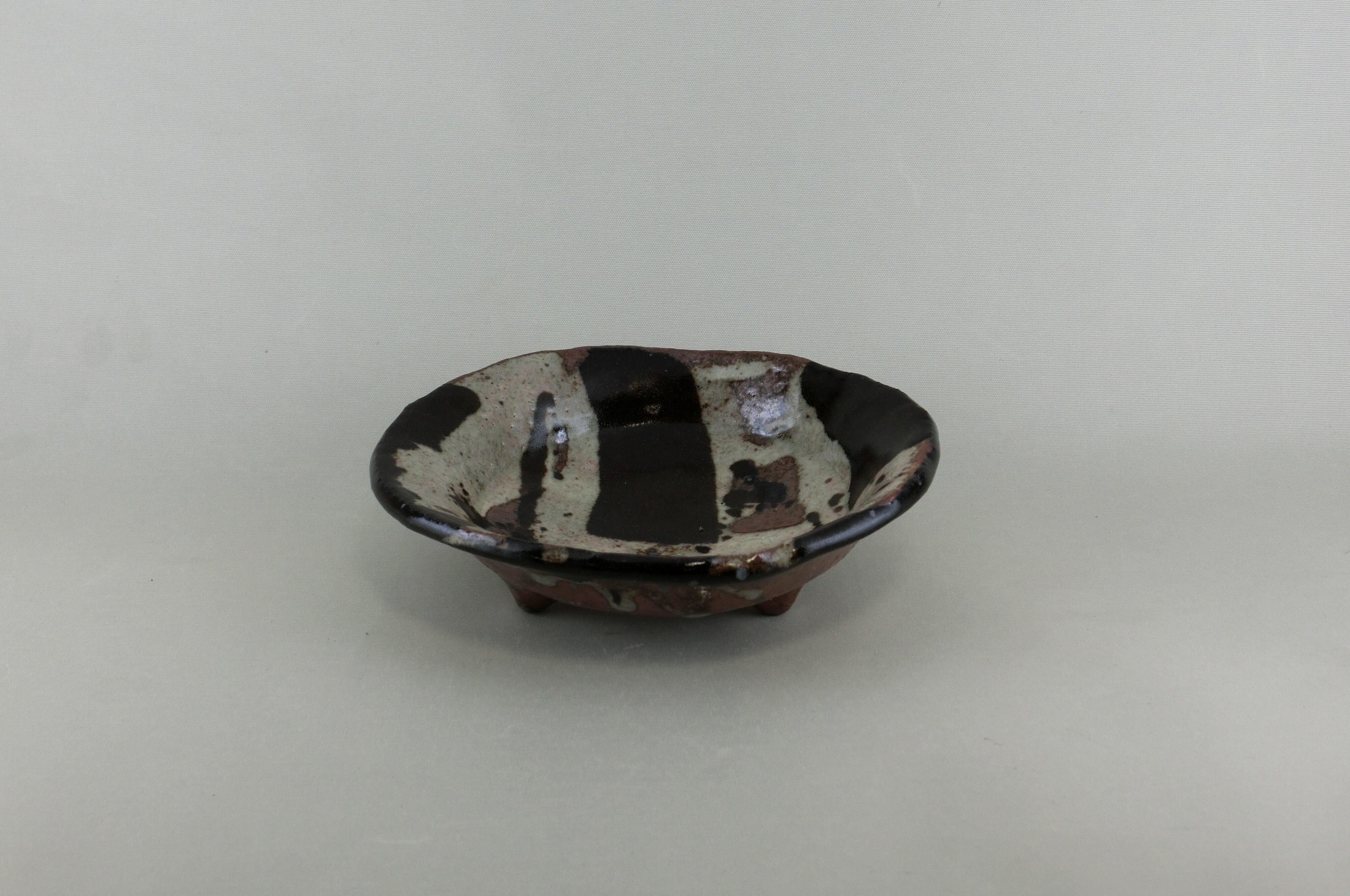 黒織部三つ足　楕円小鉢