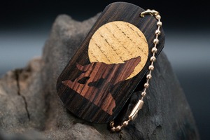 【音楽業界屈指の銘木】 ハカランダ ドッグタグ 象嵌 月と狼