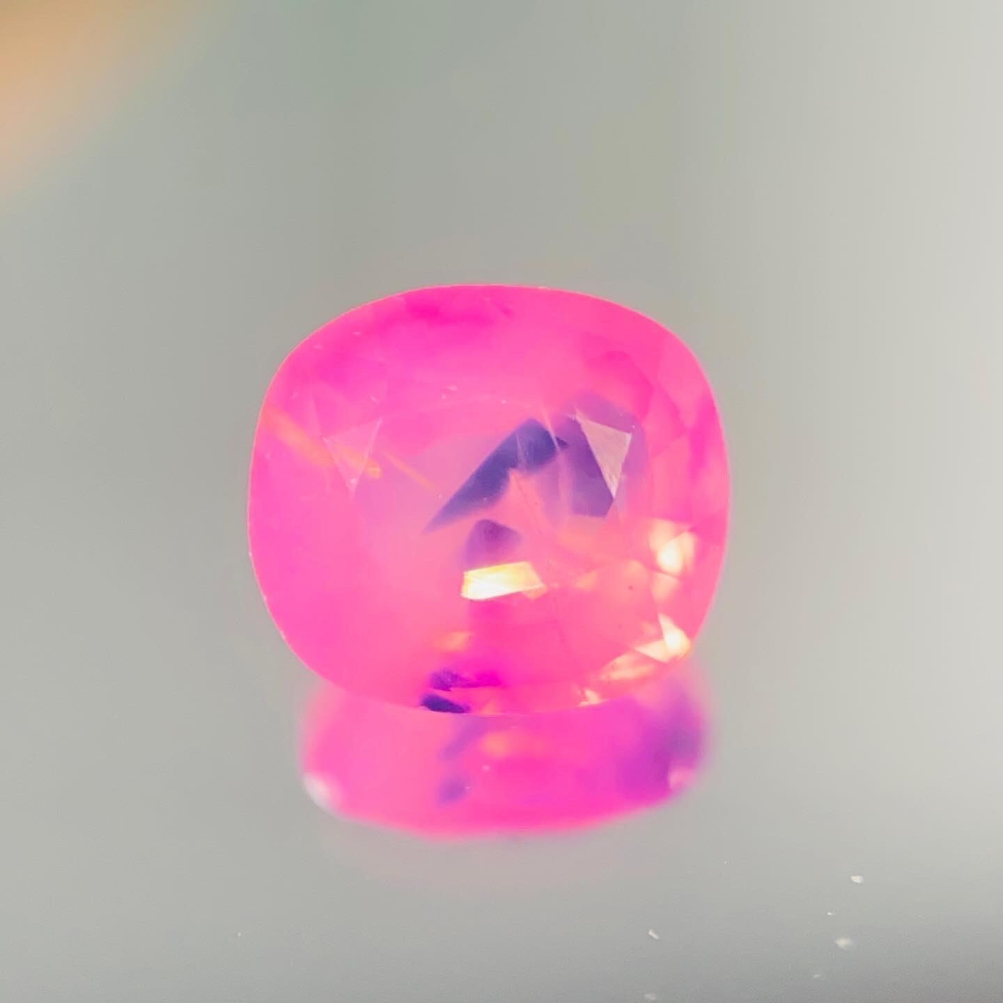 想像膨らむアートなサファイア