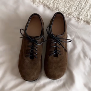 【送料無料】 靴 シューズ スニーカー スエード生地 ローヒール ラウンドトゥ 丸トゥ レースアップ 靴紐 可愛い 大人可愛い きれいめ シンプル カジュアル コンサバ おしゃれ レトロ 主役級 こなれ感 高見え フェミニン 無地 秋 冬 レディース 女性用 ママ 20代 30代 40代 デート お出かけ 女子会 お呼ばれ 休日 お茶会 授業参観 デイリーユース 普段使い ファッション コーデ スタイル 楽ちん 歩きやすい 定番 ブラウン くすみカラー 大人カラー ベイクドカラー モノトーン 秋カラー