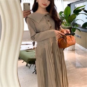 【送料無料】 ロングワンピ 2色 マキシ丈 長袖 Vネック 襟付き Aライン フレア ボタン 異素材切り替え ドッキング 異素材 プリーツ 厚手生地 伸縮性 可愛い 大人可愛い きれいめ シンプル カジュアル シック コンサバ 大人 上品 おしゃれ お洒落 こなれ感 無地 冬 レディース 女性用 ママ 20代 30代 40代 デート お出かけ 女子会 お呼ばれ 休日 お茶会 授業参観 着回し 普段使い ファッション コーデ スタイル 楽ちん 体型カバー 定番 着痩せ