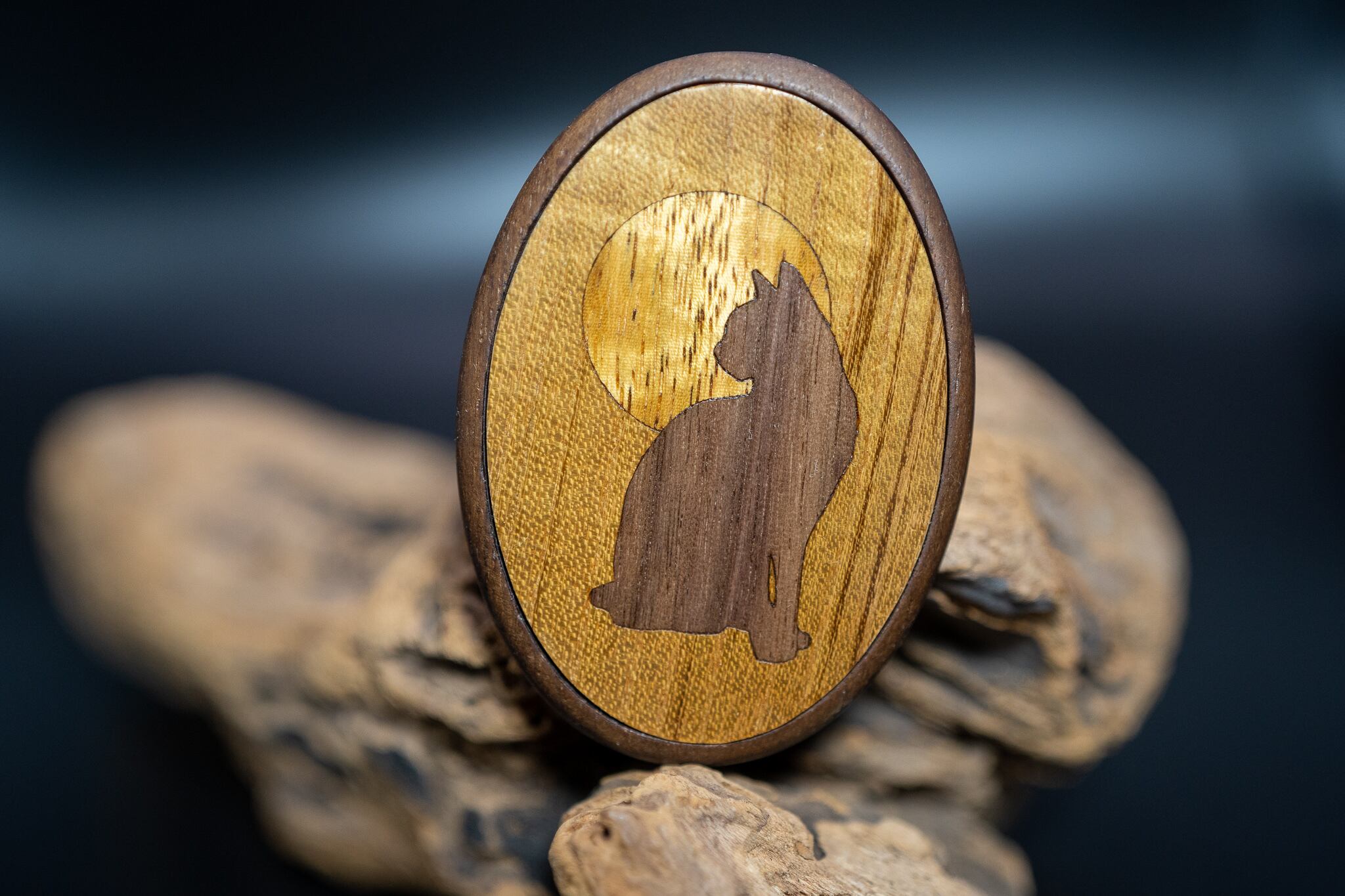 【黄金の木】 御蔵島 金桑 ドッグタグ 象嵌 満月と優雅に座る猫