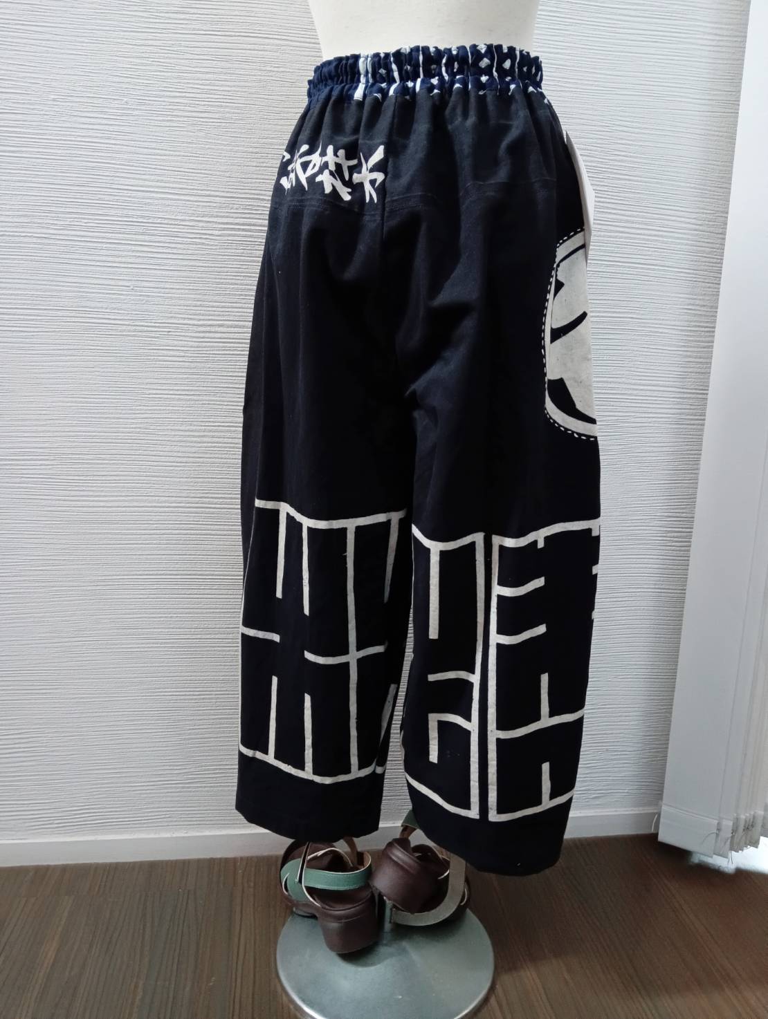 印半纏リメイク ワイドパンツ。 pa-9 藍染め印半纏ワイドパンツ 綿100％ | 古布・和布の創作服｜着物