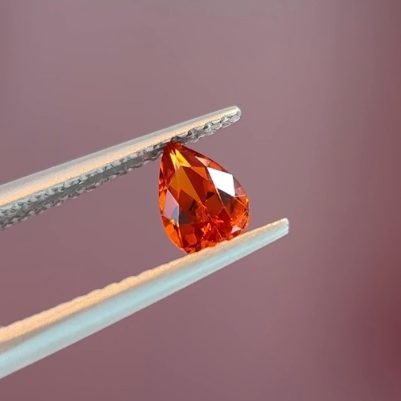 マンダリンガーネット トリリアント 6x4mm, 0.56ct, ナミビア産