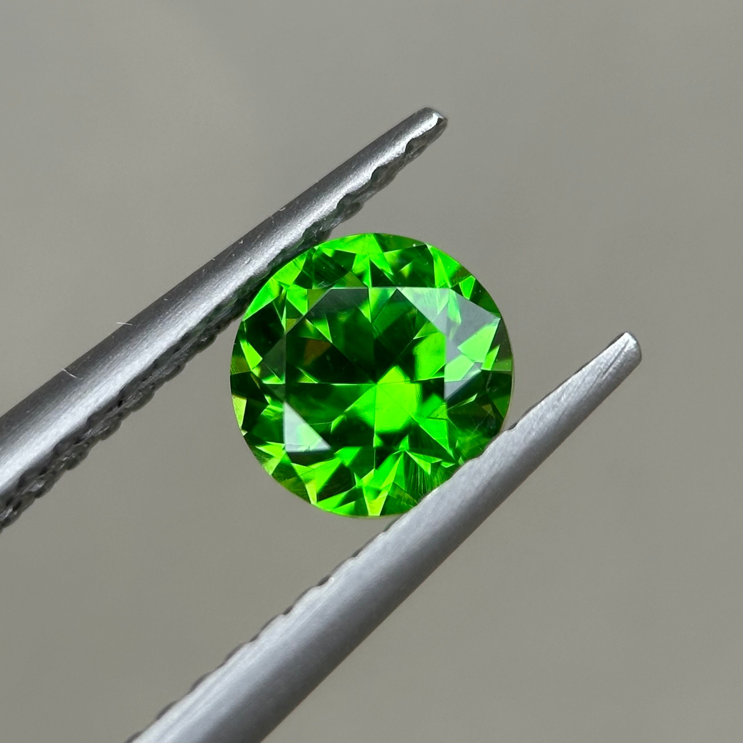 デマントイドガーネット 5.6x5.6x3.9mm,0.86ct, ロシア産 | ROSWAY