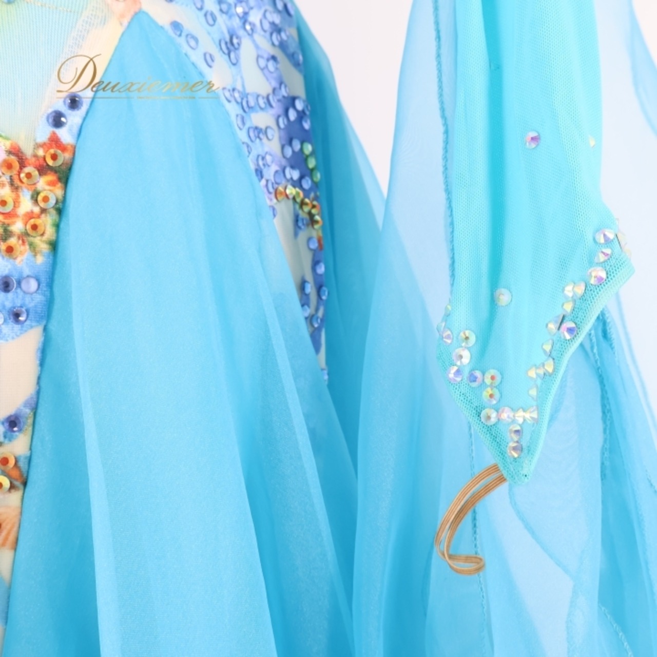 社交ダンス 衣装 スタンダードドレス ドレス ワンピース スタンダード フロート フリル ベロア 水色 デモ 競技 ダンス パーティ 発表会 レース 豪華 綺麗 ブルー系 フロア映え スカート 重ね フワフワ 舞う エレガント 女性用 競技用ダンス衣装 発表会衣装 おしゃれ パーティードレス ステージ衣装