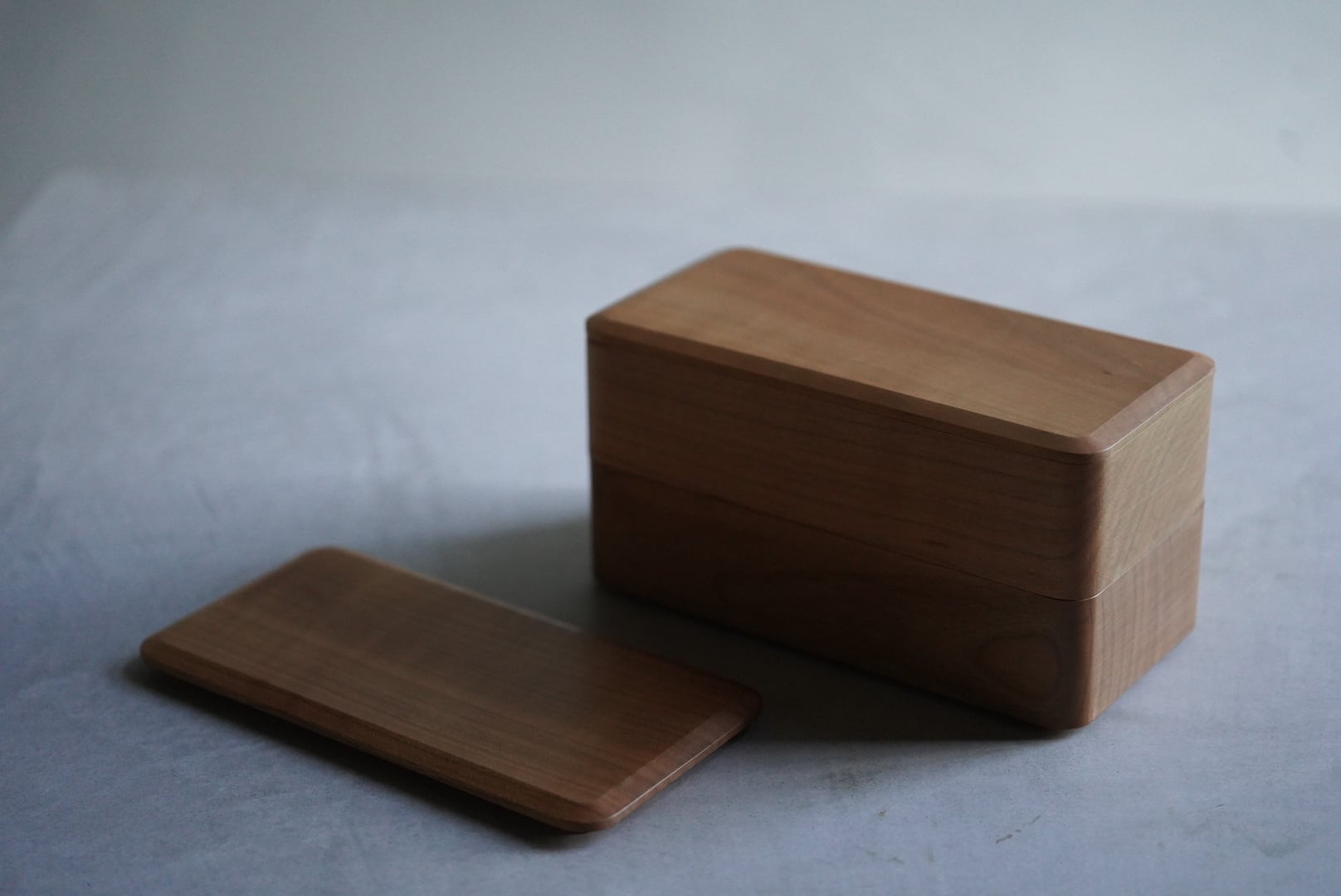 【美品✨】木製箱 濃い茶色 内側彫刻あり 建彦木工｜山桜の弁当箱 L(600ml) | 日ト［hito gallery］