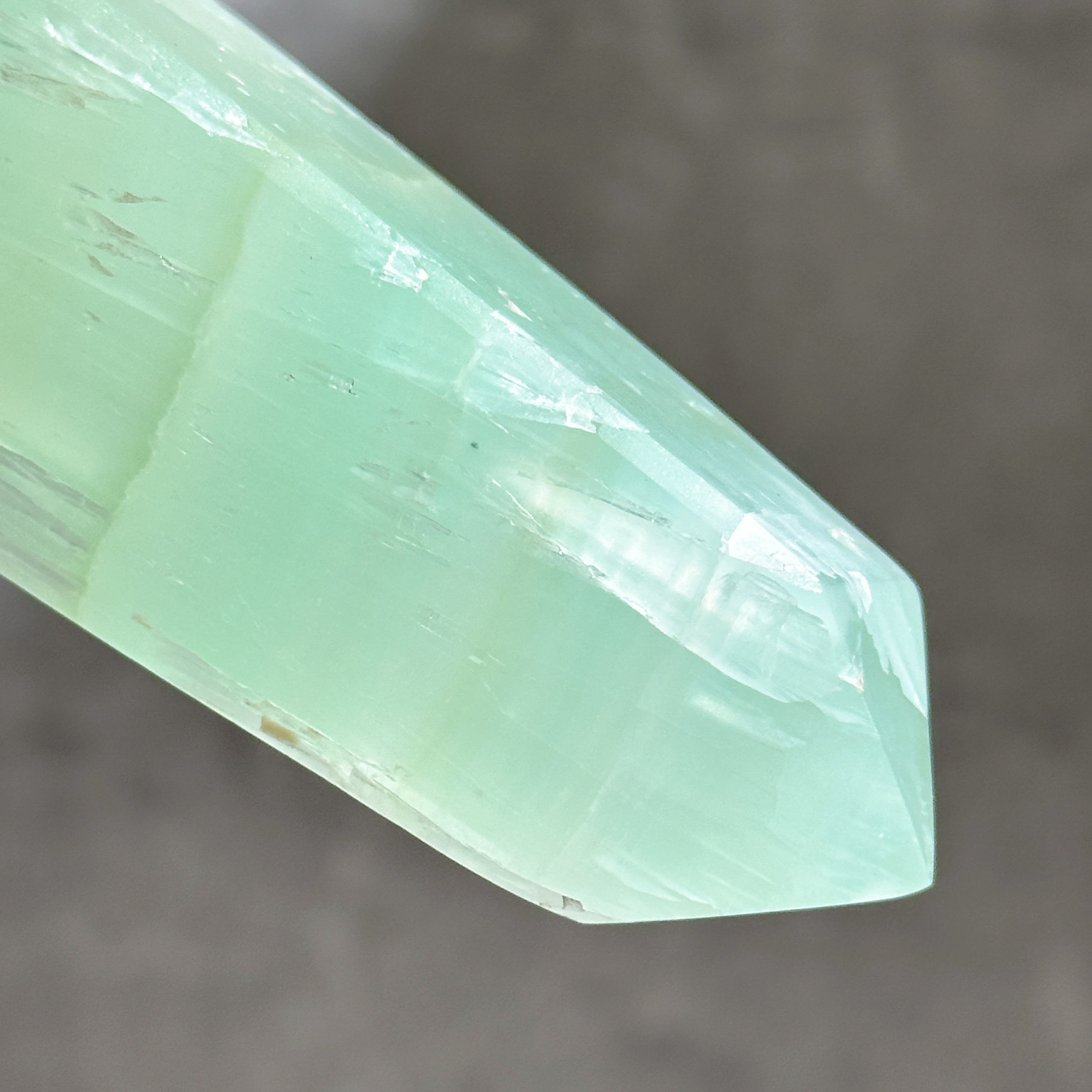 ピスタチオカルサイト タワー41◇ Pistachio Calcite ◇天然石・鉱物