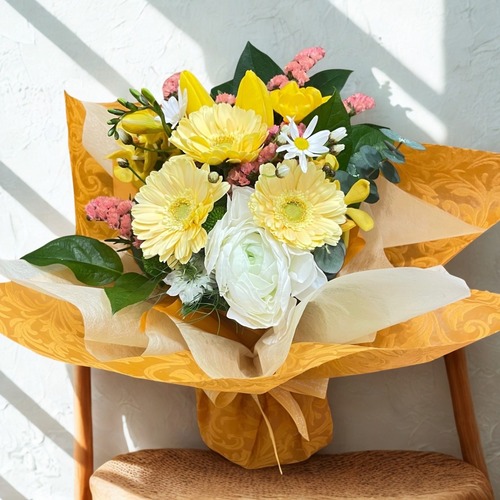 【季節のお花】イエローのお任せスタンディングブーケ 画像