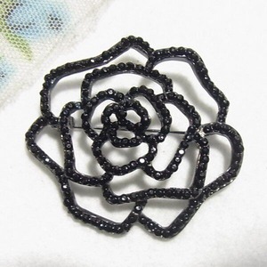 黒い薔薇のブローチ　アクセサリー卸値以下でセール　K2103B