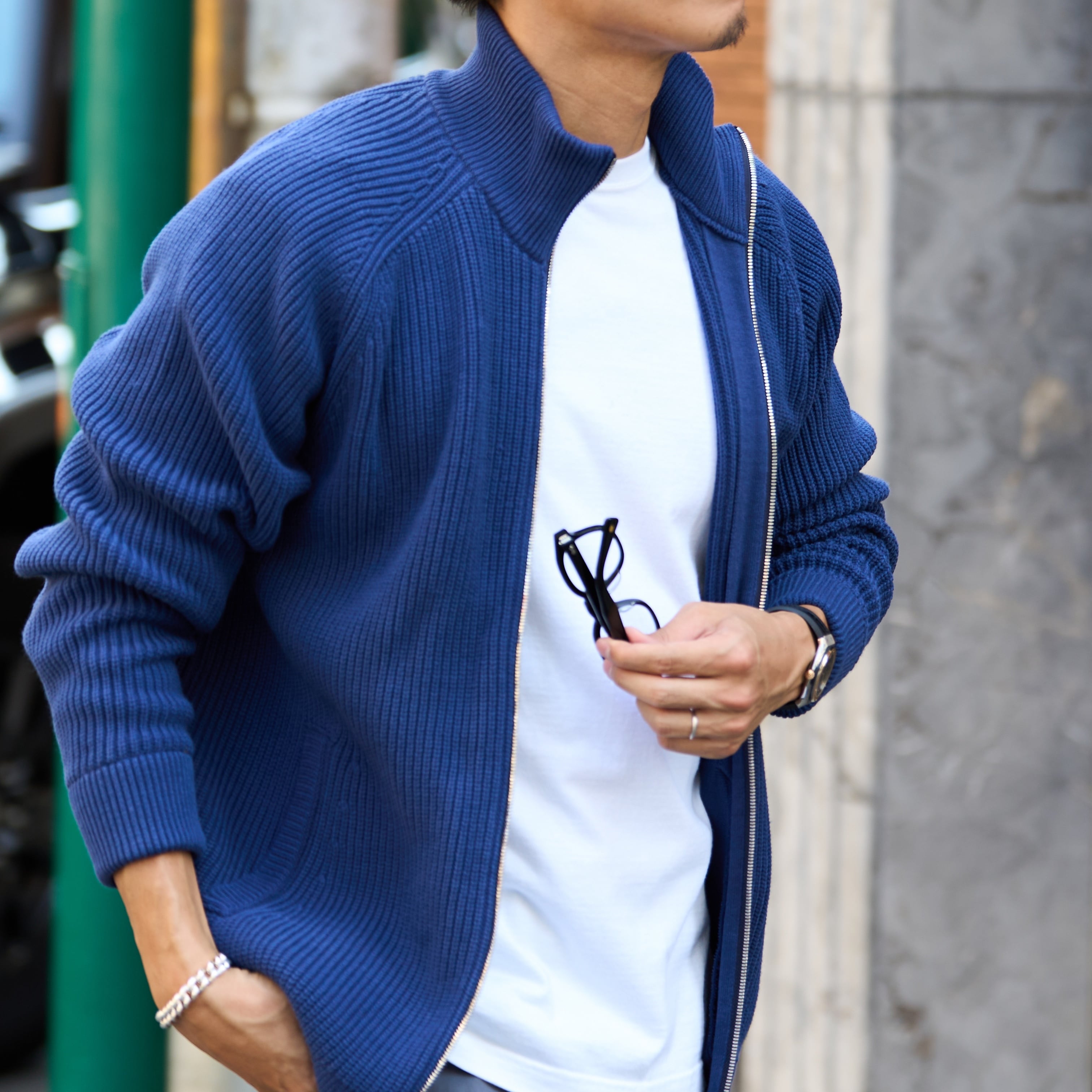 休日のOFFも、仕事のONも。大人の「ドライバーズニット」 | 「Japan