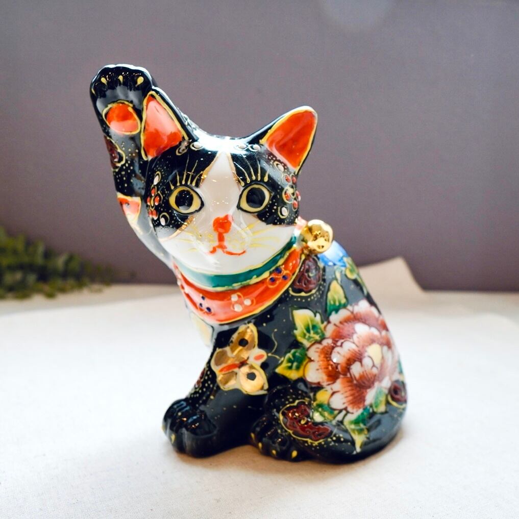 横座り招き猫 黒盛花と蝶5.5号【九谷焼】 | Forest cat