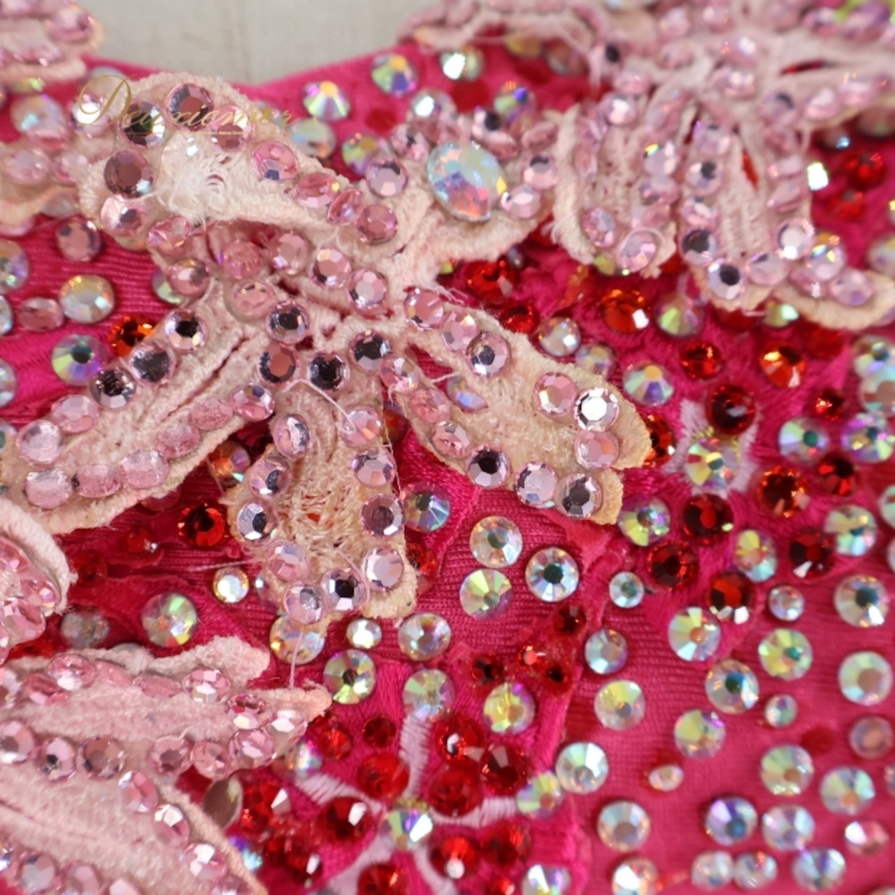 社交ダンス 衣装 スタンダードドレス ワンピース ドレス フロート レース デモ 競技 ダンス パーティ 発表会 ピンク 豪華 ゴージャス 華やか フリル 花 ピンク系 鮮やか 色味 ふんわり デザイン 競技用 ダンス衣装