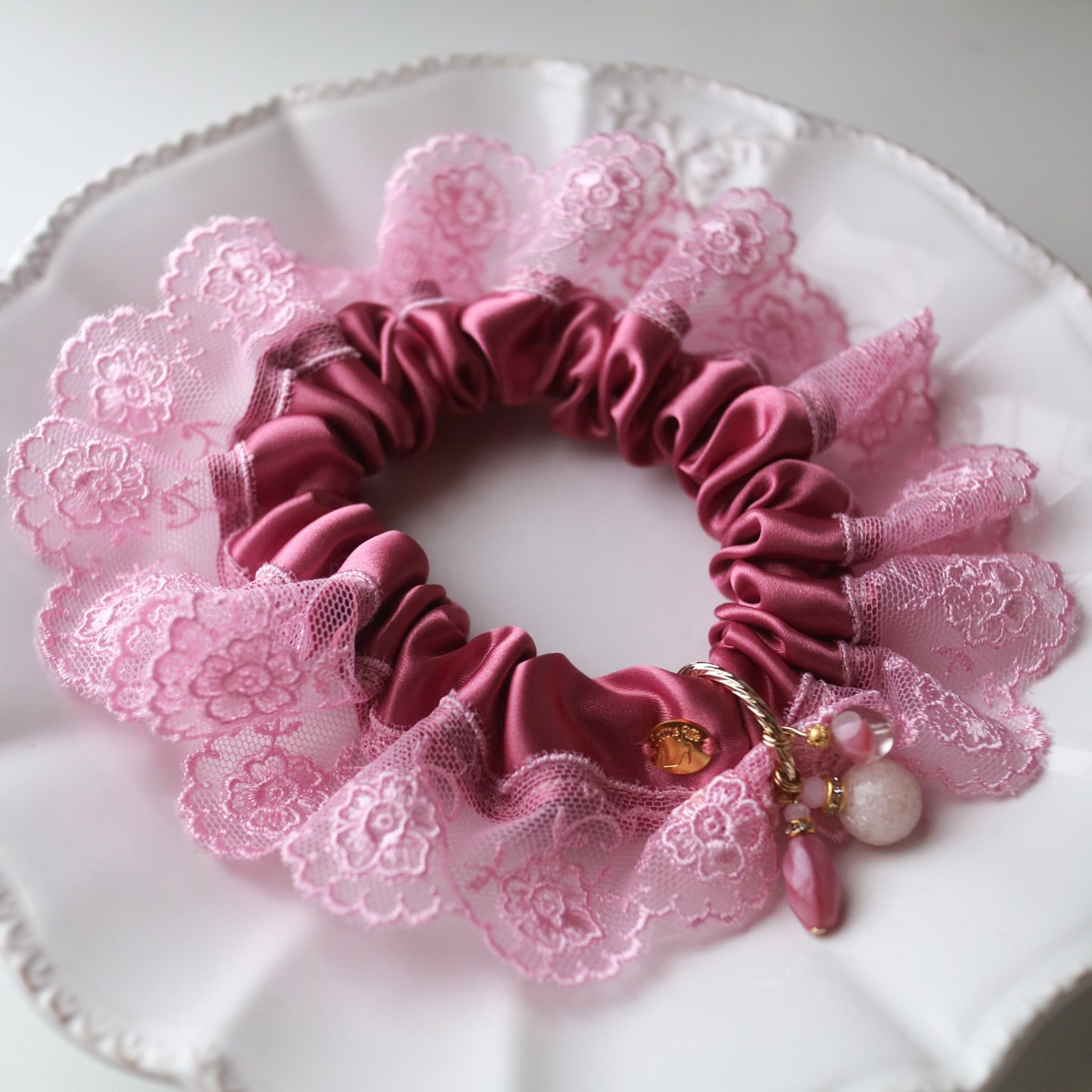 大人のフリルレースシュシュ 〈Rose Pink Gold｜ローズピンク〉